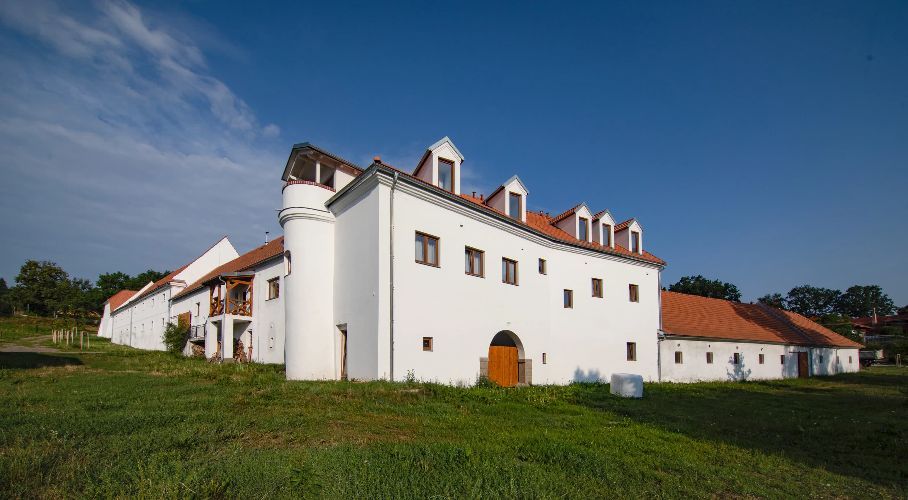 Tvrz Skočice — fotografie 1