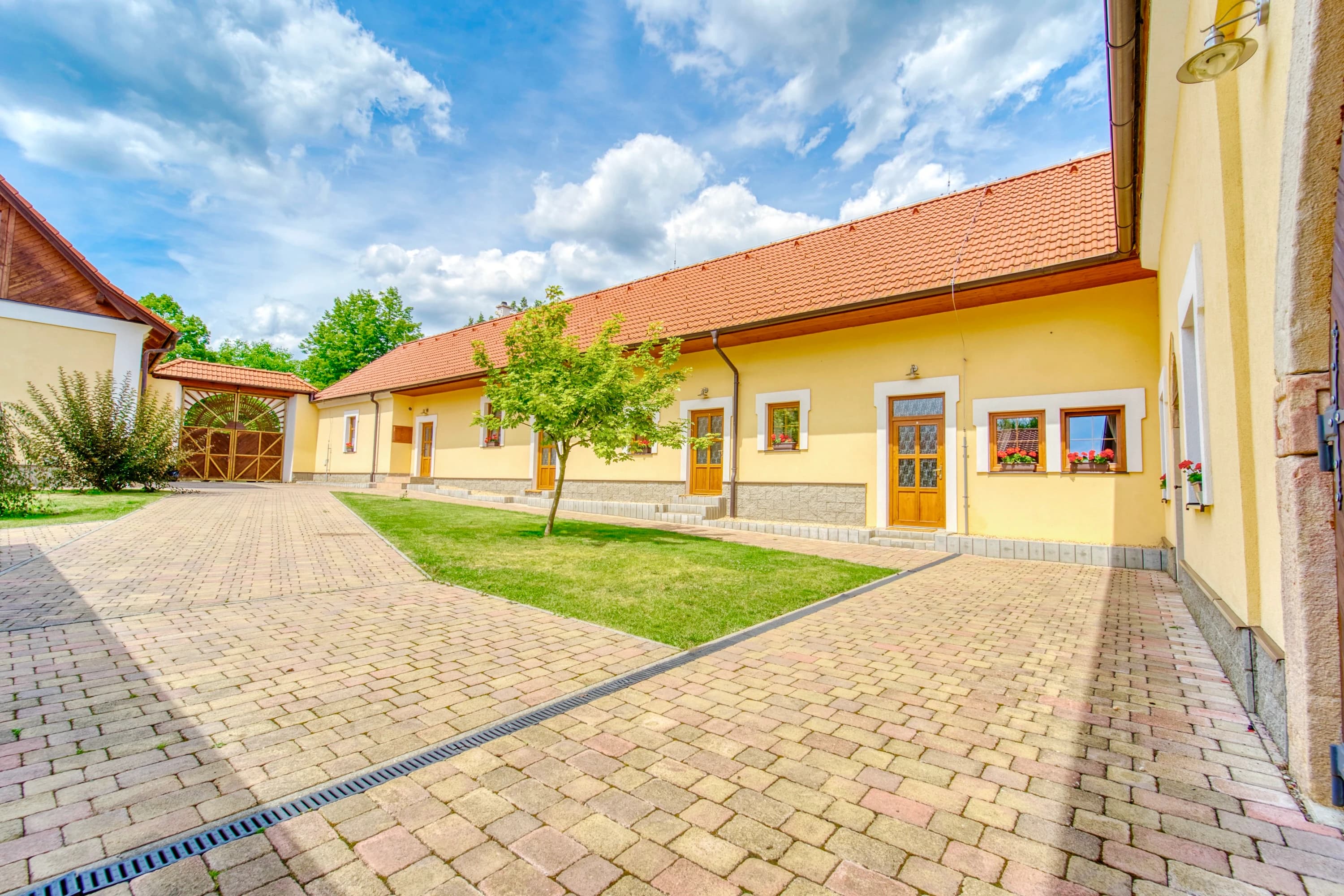 Bušovický dvůr — fotografie 3